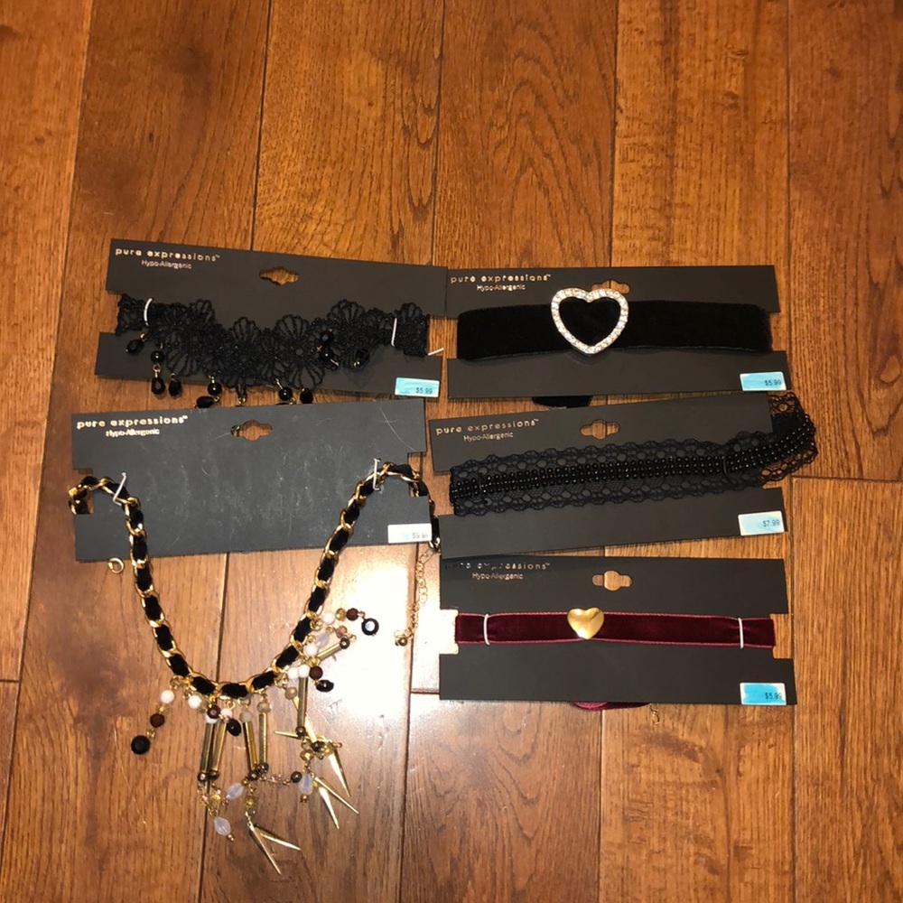 5pk choker set😍💕⚫️